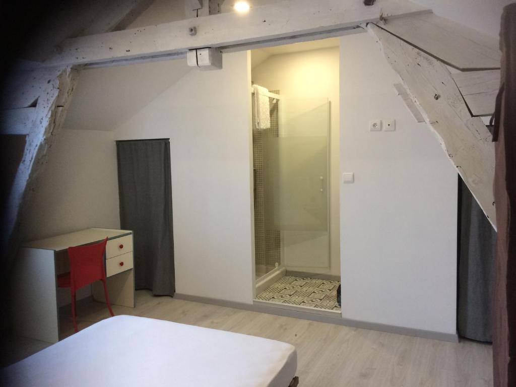 Appartement F1 duplex au 1er étage proche cv ,Ch av clim 20 Route de Montcenis 71200 Le Creusot