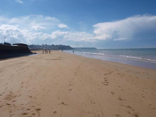 Appartement Appartement F1 mansardé à 100m de la plage, proche de Arromanches et des plages du Débarquement 9 allée de l'Eglise Saint-Côme-de-Fresné