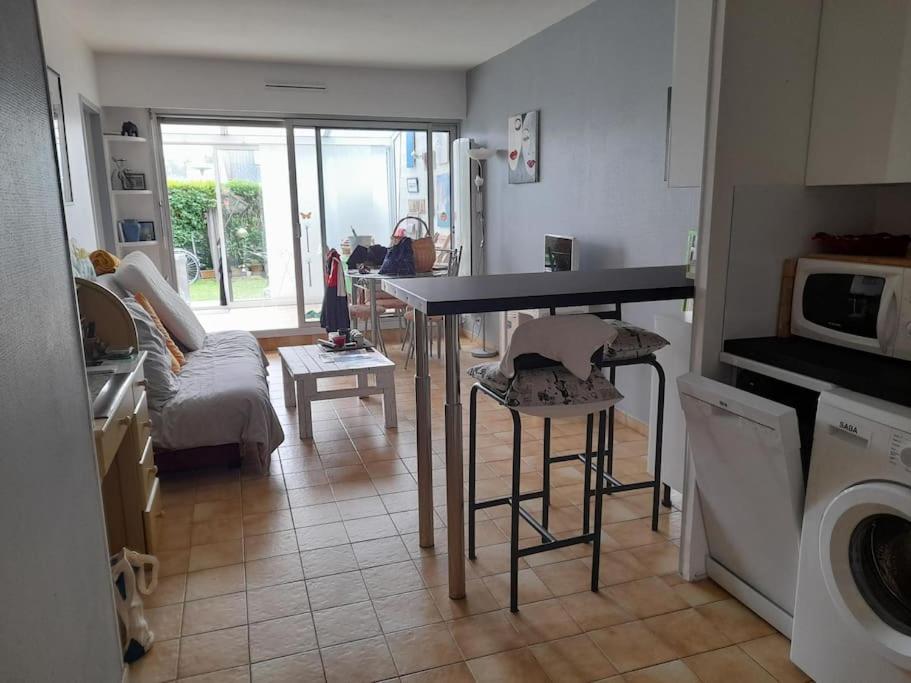 Appartement F1 véranda jardinet en résidence front de mer Avenue du Littoral 14990 Bernières-sur-Mer