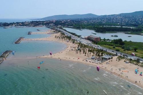 f2 4 pers 5min commerce plages