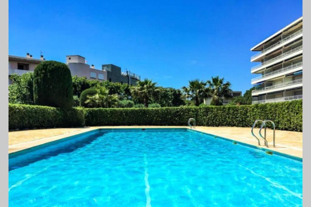 Appartement F2 Climatisé Piscine Proche Plage 49 Promenade de la Mer 83240 Cavalaire-sur-Mer