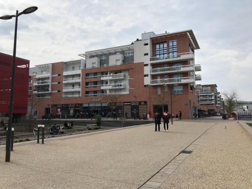 F2 côté UGC climatisé plein centre parking gratuit