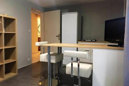 F2 dans grande maison à 800 m de Tours dans un écrin de verdure