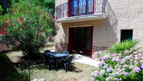 F2 de 45 m2 avec jardin au rdc dans villa chiens OK à 5 min à pied des Thermes de Vernet-les-Bains, location de samedi à samedi