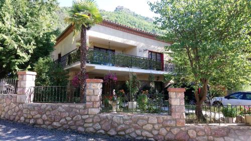 F2 de 45 m2 avec jardin au rdc dans villa chiens OK à 5 min à pied des Thermes de Vernet-les-Bains, location de samedi à samedi