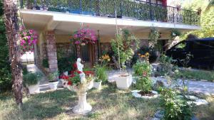 F2 de 45 m2 avec jardin au rdc dans villa chiens OK à 5 min à pied des Thermes de Vernet-les-Bains, location de samedi à samedi