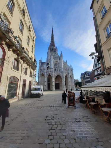 F2 de charme au cœur de Rouen, vu unique sur la cathédrale