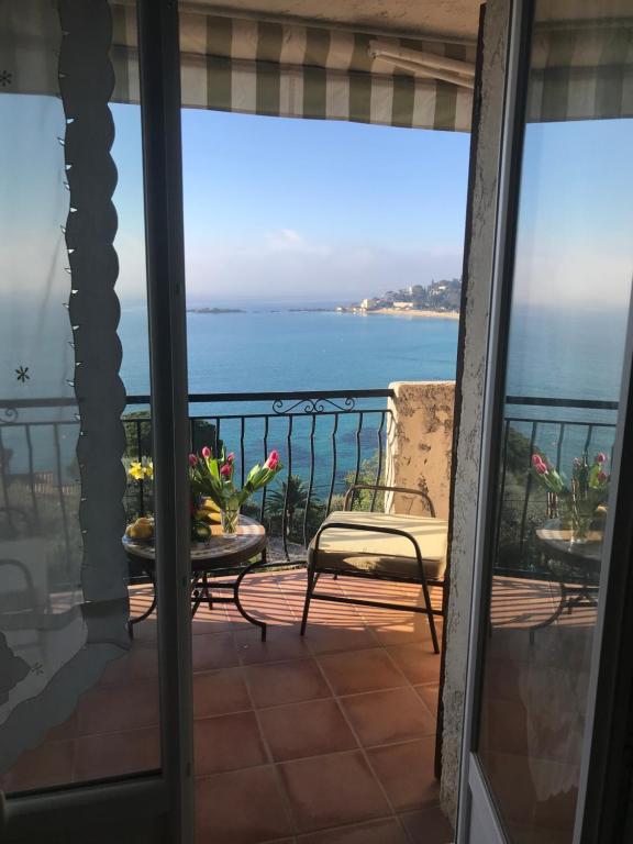 Appartement F2 Lavandou St Clair superbe vue mer 7mn plage 3 personnes 406 Chemin du Four des Maures 83980 Le Lavandou