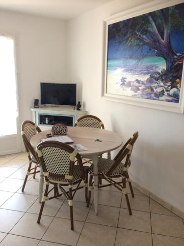 F2 Lavandou St Clair superbe vue mer 7mn plage 3 personnes