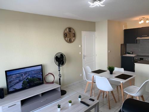 F2 rénové,lumineux avec balcon,parking et piscine