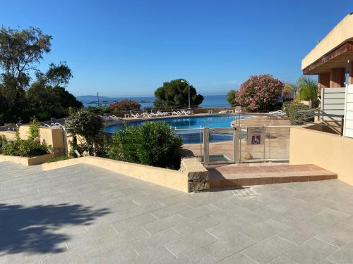 F2 vue mer dans résidence avec piscine