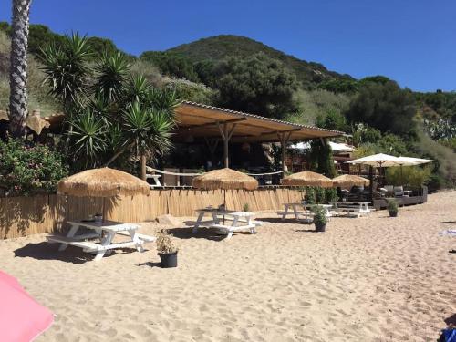 F2 vue mer dans résidence avec piscine