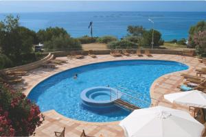F2 vue mer dans résidence avec piscine