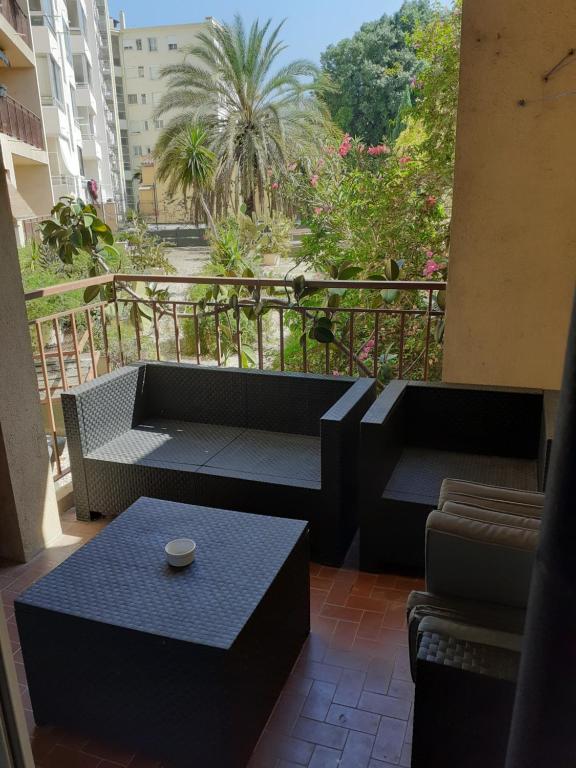 Appartement F4 au cœur de Toulon 3 nuits minimum Wifi et parking commun gratuit 103 Avenue Auguste Berthon 83000 Toulon