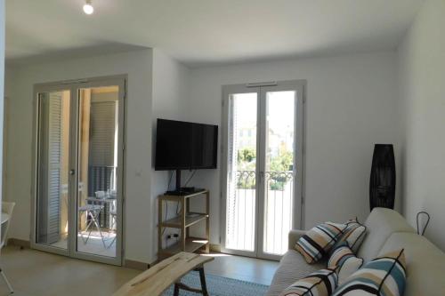 Fabulous air-conditioned 2-room Via Marenda apartment in Old Antibes