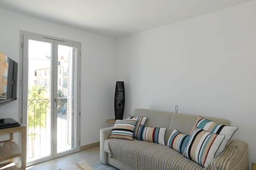 Fabulous air-conditioned 2-room Via Marenda apartment in Old Antibes