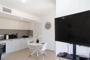 Fabulous air-conditioned 2-room Via Marenda apartment in Old Antibes