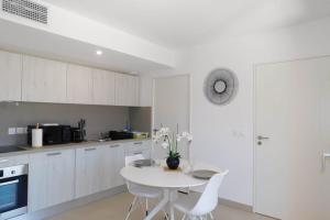 Fabulous air-conditioned 2-room Via Marenda apartment in Old Antibes