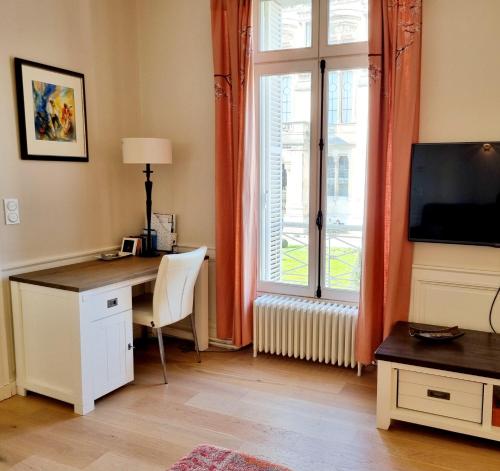 Face à l'hôtel de ville grand et lumineux appartement