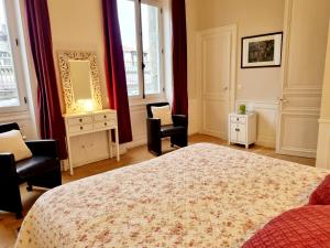 Face à l'hôtel de ville grand et lumineux appartement