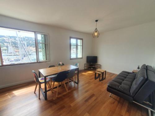 Face à port, proche de toutes les commodités, 2 chambres, 5 personnes
