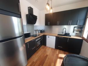 Face à port, proche de toutes les commodités, 2 chambres, 5 personnes