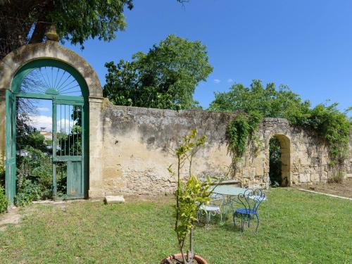 Family Apartment in a castle with pool in Petite Camargue