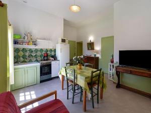 Family Apartment in a castle with pool in Petite Camargue