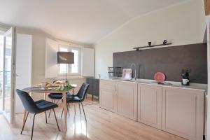 Fantastic Apartment with balcony in Bica