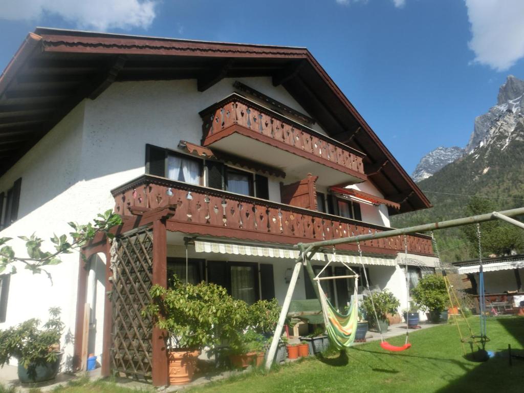 Ferienhaus Lipp Partenkirchner Str. 32 b, 82481 Mittenwald