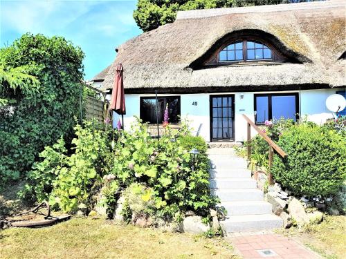 Ferienhaus mit Reetdach und Seebli