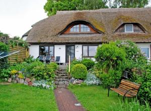 Ferienhaus mit Reetdach und Seebli