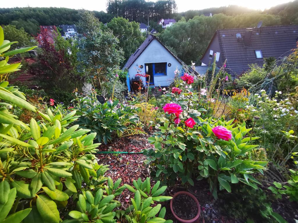 Ferienhaus mit riesen Garten, drei Terrassen, toller Aussicht am Waldrand, auch als Monteur-Wohnung 4A Am Heistück, 58675 Hemer