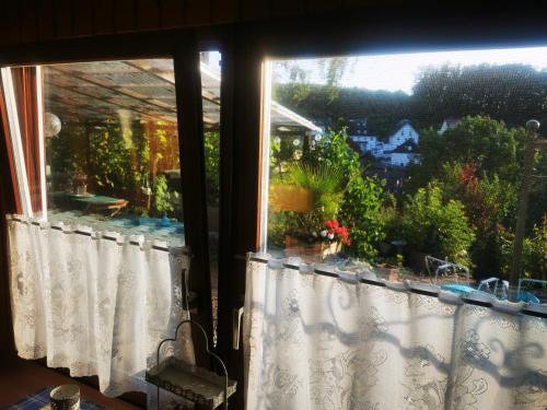 Ferienhaus mit riesen Garten, drei Terrassen, toller Aussicht am Waldrand, auch als Monteur-Wohnung