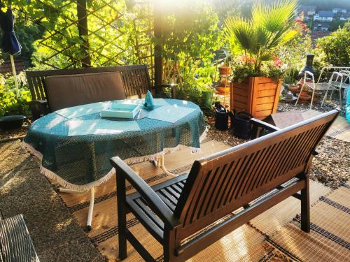Ferienhaus mit riesen Garten, drei Terrassen, toller Aussicht am Waldrand, auch als Monteur-Wohnung