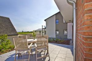 Ferienhaus Zaunkönig FeWo EG Terrasse und Garten, etwas Meerblick