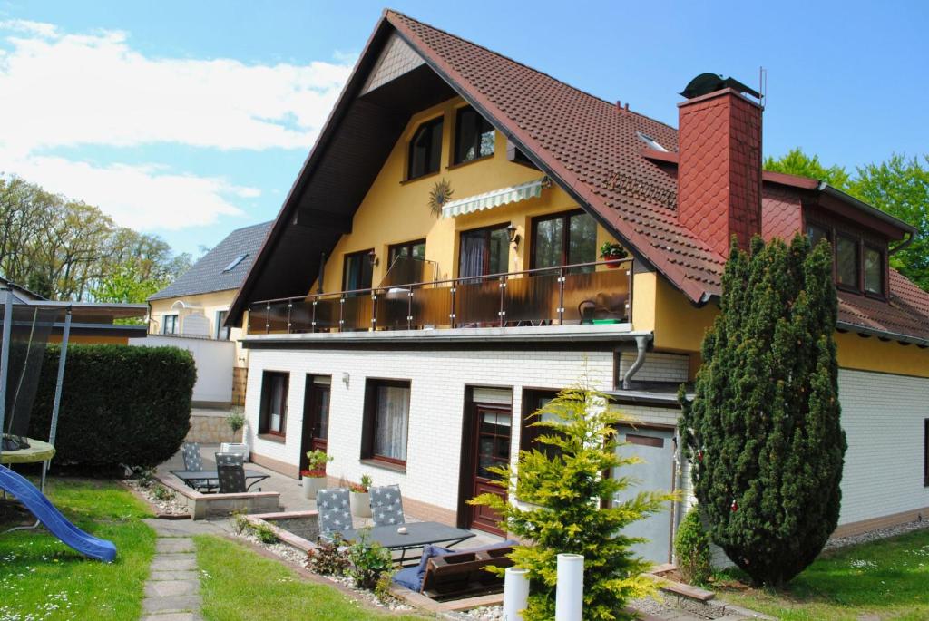 Appartement Ferienhus Baabe FeWo 02 Terrasse, Sauna- und Schwimmbadnutzung im AHOI Sellin Igelbau 4 18586 Baabe