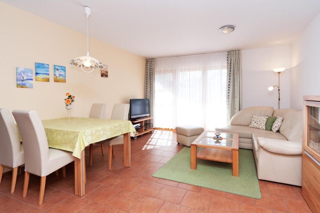 Ferienpark Freesenbruch Wohnung 2 2 - Bernstein Schwalbenweg 13, 18374 Zingst
