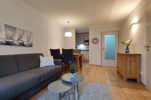 Ferienwohnung-11-mit-Terrasse-und-Strandkorb-am-Strand-Haus-Hohe-Worth-Duhnen