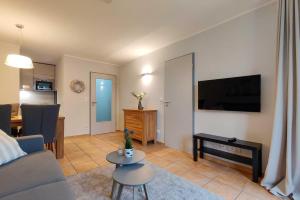 Ferienwohnung-11-mit-Terrasse-und-Strandkorb-am-Strand-Haus-Hohe-Worth-Duhnen
