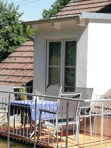 Appartement Ferienwohnung am Bodensee mit Balkon 25 Bahnhofstraße Ferienwohnung oben mit Küche, Wohn-Esszimmer, Bad und 2 Schlafzimmer 88690 Uhldingen-Mühlhofen Bade-Wurtemberg