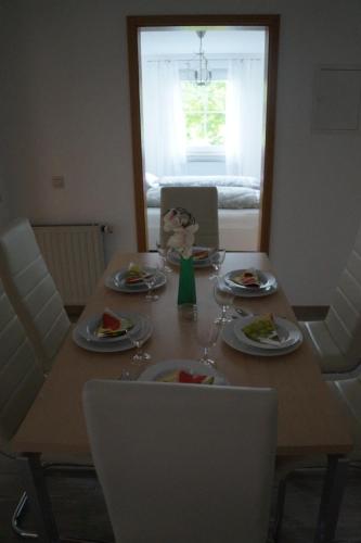 Ferienwohnung am Bodensee Wintergarten und Garten mit Grillhaus