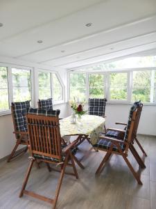 Ferienwohnung am Bodensee Wintergarten und Garten mit Grillhaus