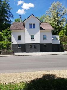 Ferienwohnung am Bodensee Wintergarten und Garten mit Grillhaus