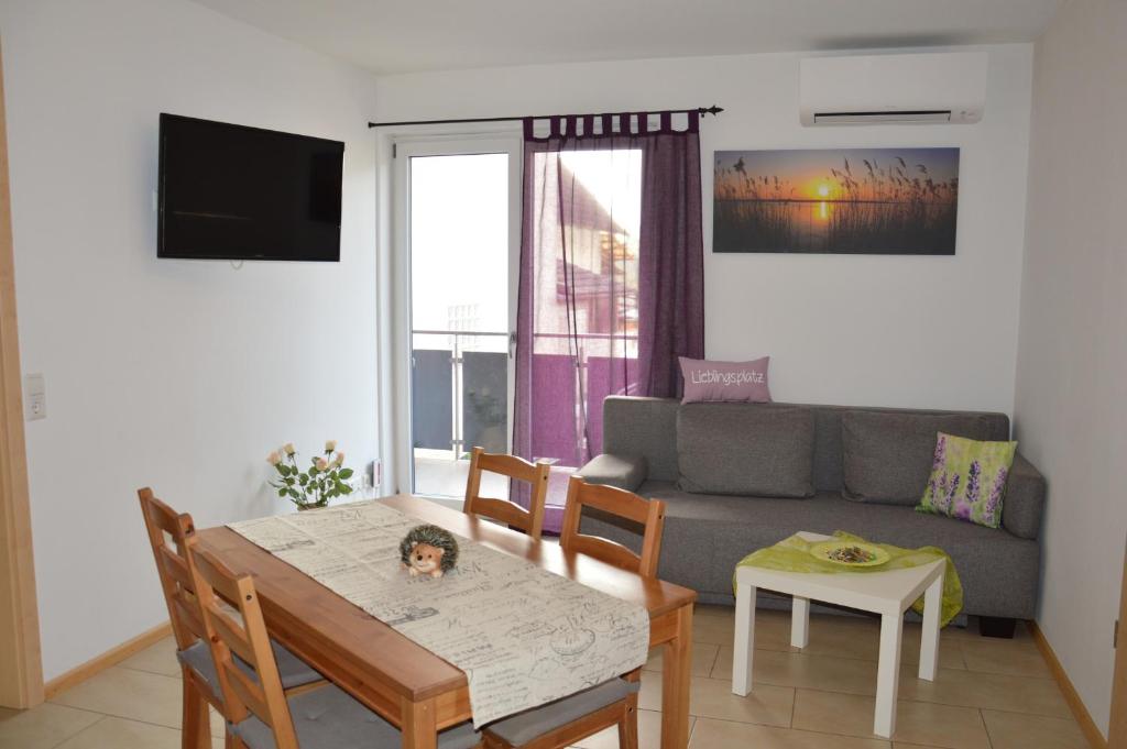 Ferienwohnung am Brunnen Fewo 2 Hauptstraße 126, 79365 Rheinhausen
