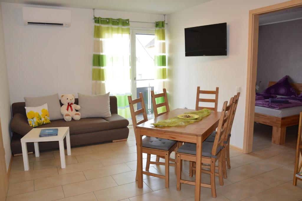 Ferienwohnung am Brunnen Fewo 3 Hauptstraße 126, 79365 Rheinhausen