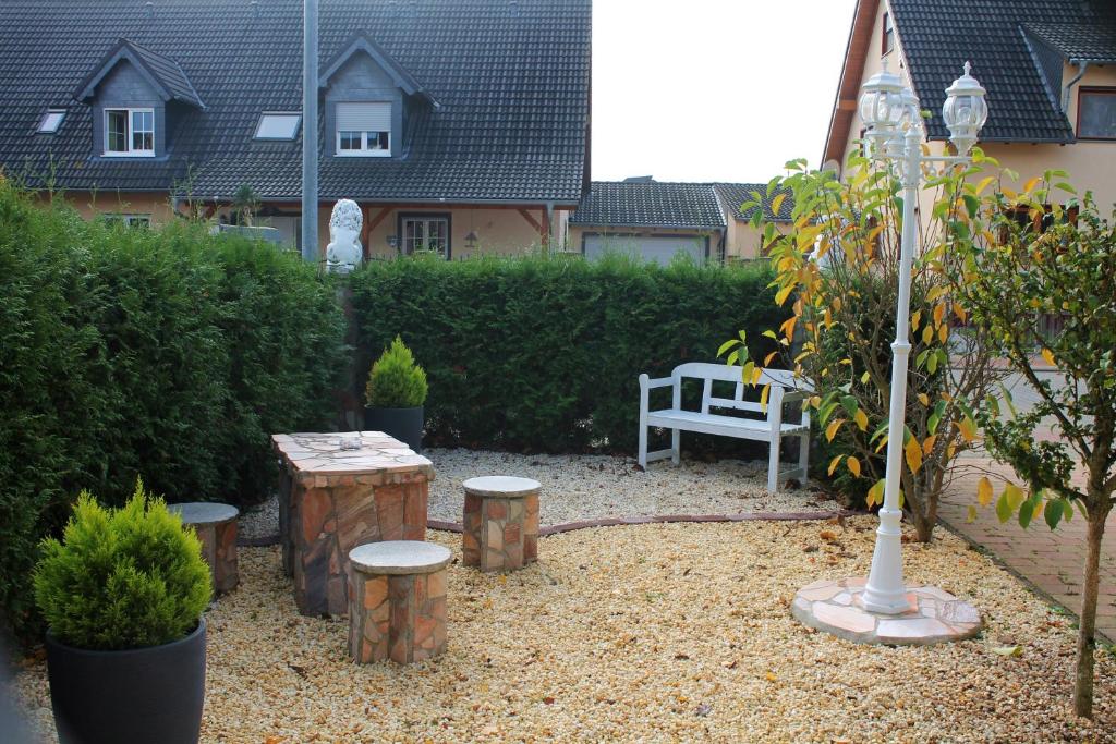 Ferienwohnung \ Heintgesstraße 1 Souterrainwohnung, 56626 Andernach