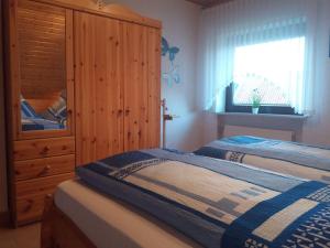 Ferienwohnung-Dorette-in-Stakendorf-mit-Blick-ueber-den-Dorfteich