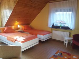 Ferienwohnung-Dorette-in-Stakendorf-mit-Blick-ueber-den-Dorfteich