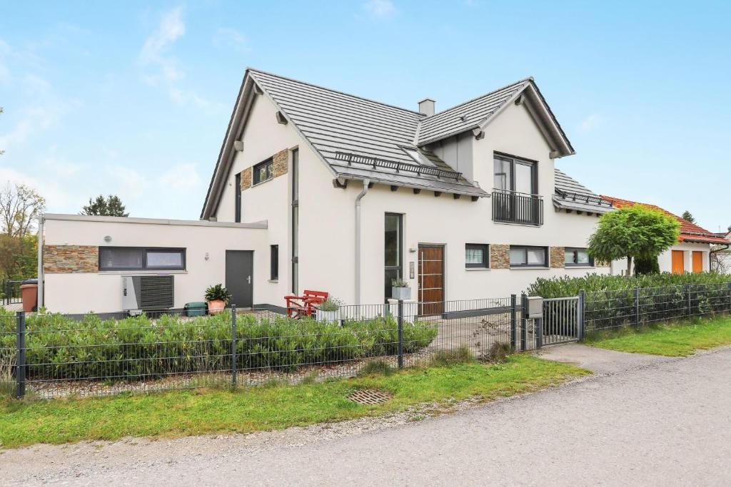 Ferienwohnung Familie Arnhofer 48.0004, 10.7834, 86875 Waal